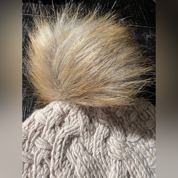 Women’s Banana Republic Beanie Hat Extra Fine Wool Tan Knit Winter Fur Pom NWOT - Picture 5 of 5